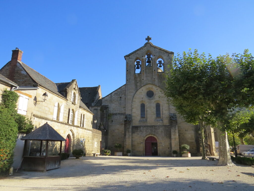 Place de l'église d'Aubazine