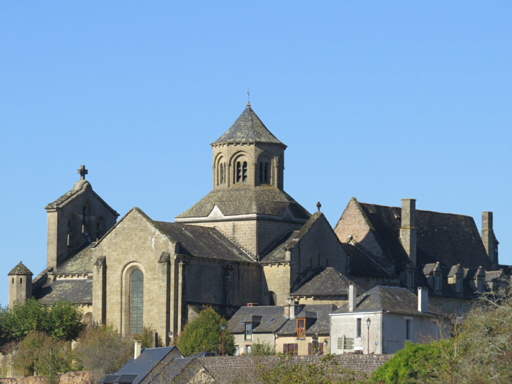 Vue sur le clocher de l'abbaye cistercienne d'Aubazine